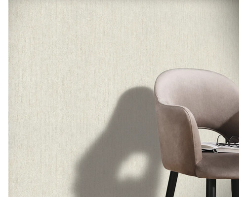 Wand met structuur en stoel