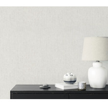 Behang op een muur met tafel en decoratie