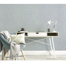 Lichte studeerkamer met bureau, stoel en lamp tegen een gestructureerd behang