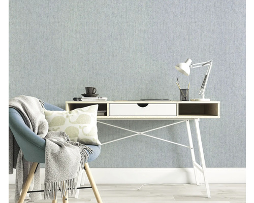 Lichte studeerkamer met bureau, stoel en lamp tegen een gestructureerd behang