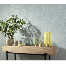 Scene met patroonbehang, plant en decoratieve lampen op een houten tafel