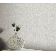 Gestructureerd behang met vaas en decoratie op een tafel