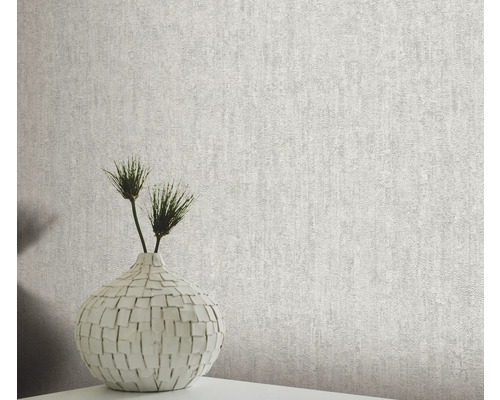 Gestructureerd behang met vaas en decoratie op een tafel