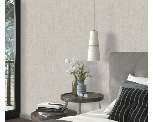 Slaapkamer met gestructureerd behang, nachtkastje en bed