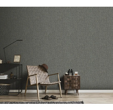 Woonkamer met grijs behang, fauteuil en bijzettafel