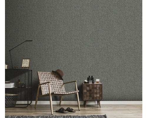 Woonkamer met grijs behang, fauteuil en bijzettafel