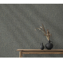 Scene met patroonbehang, houten tafel en decoratie