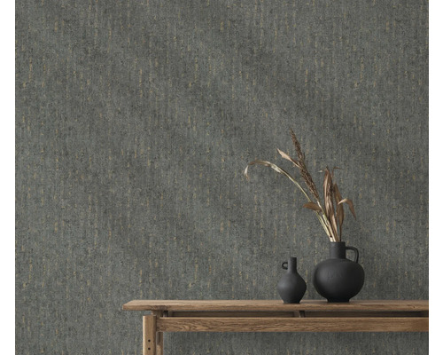 Scene met patroonbehang, houten tafel en decoratie