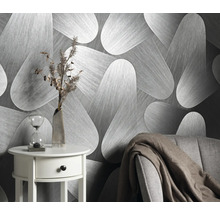 Scene met een behang met abstract patroon, een bijzettafel met decoratie en een fauteuil