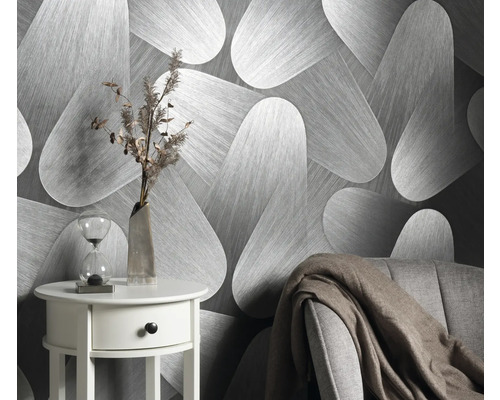 Scene met een behang met abstract patroon, een bijzettafel met decoratie en een fauteuil