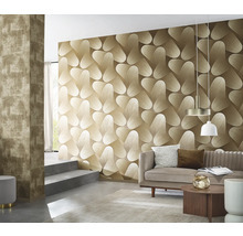 Woonkamer met patroonbehang, bank en verlichting voor een stijlvolle ambiance.