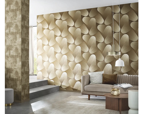 Woonkamer met patroonbehang, bank en verlichting voor een stijlvolle ambiance.