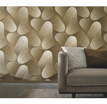 Woonkamer met gedessineerd behang en bank