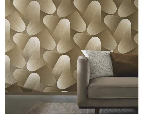 Woonkamer met gedessineerd behang en bank