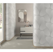 Interieur met patroonbehang, ladekast en decoratie