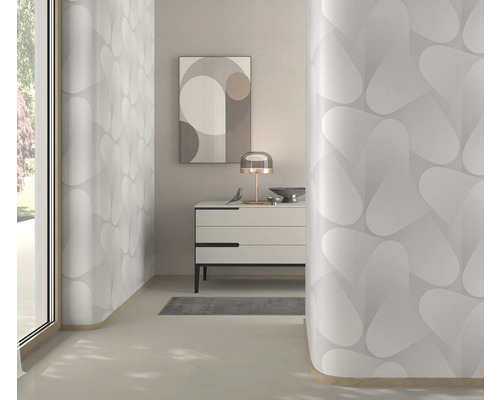 Interieur met patroonbehang, ladekast en decoratie