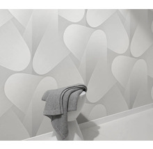 Moderne badkamer met driedimensionaal behang en textiel op wastafel