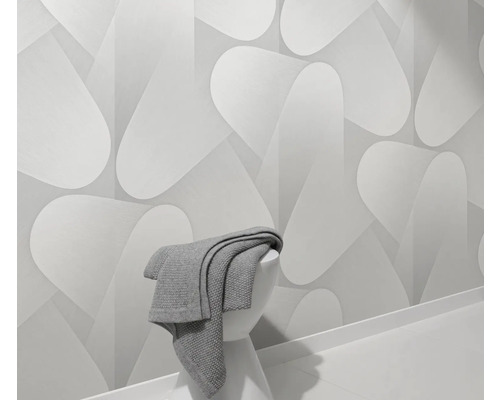 Moderne badkamer met driedimensionaal behang en textiel op wastafel