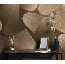 Decoratief interieur met abstract behang, tafel, vaas en fotolijst