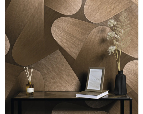 Decoratief interieur met abstract behang, tafel, vaas en fotolijst