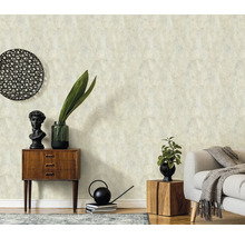 Scene met patroonbehang, dressoir en decoratie