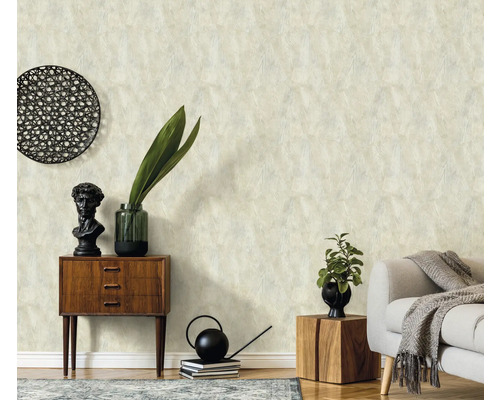 Scene met patroonbehang, dressoir en decoratie