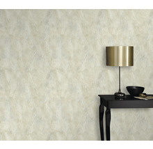 Lichte kamer met behangmotief en tafel met lamp