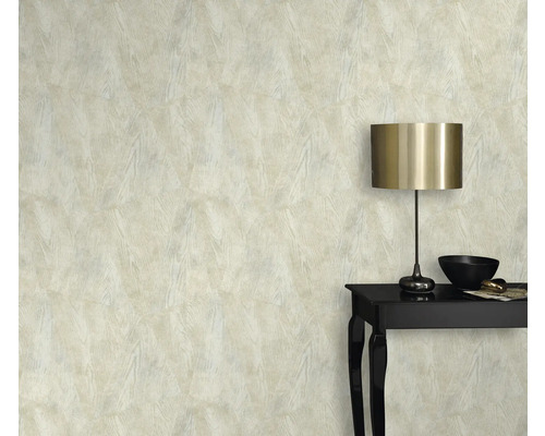 Lichte kamer met behangmotief en tafel met lamp