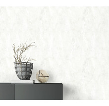 Lichte kamer met patroonbehang, dressoir, decoratie en potplant