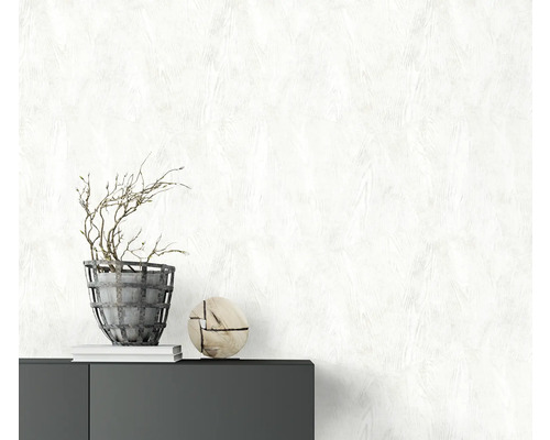 Lichte kamer met patroonbehang, dressoir, decoratie en potplant