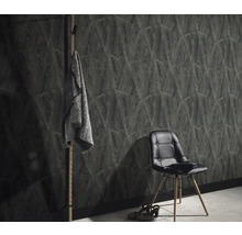 Scene met donker behang met patroon, kapstok, stoel en schoenen