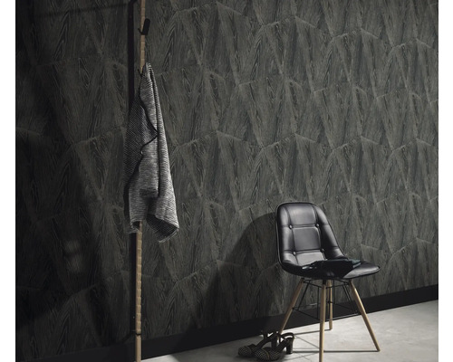 Scene met donker behang met patroon, kapstok, stoel en schoenen