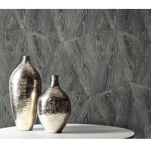 Twee vazen voor een behang met houten structuur