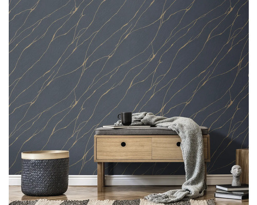 Scene met een donker behang met motief, een houten bank, een mand en decoratieve elementen voor een stijlvolle woonomgeving.