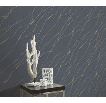 Decoratief behang met abstract patroon en woonaccessoires op een tafel