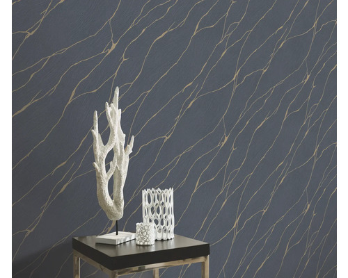 Decoratief behang met abstract patroon en woonaccessoires op een tafel