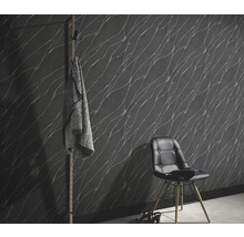 Woonkamer met patroonbehang, stoel en kapstok