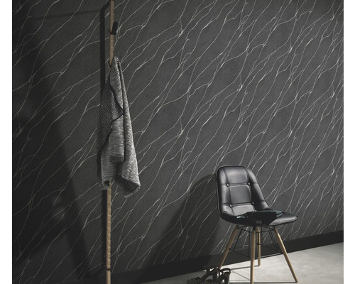 Woonkamer met patroonbehang, stoel en kapstok