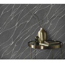 Decoratief behang met abstract patroon in de woonkamer.