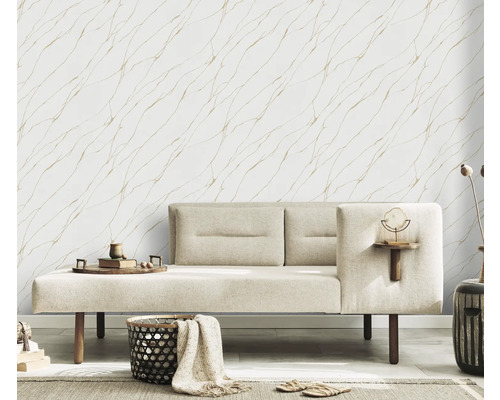 Woonkamer met bank en wandbehang met marmerstructuur