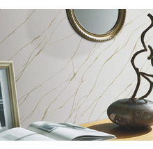 Woonkamer met patroonbehang, spiegel en decoratie