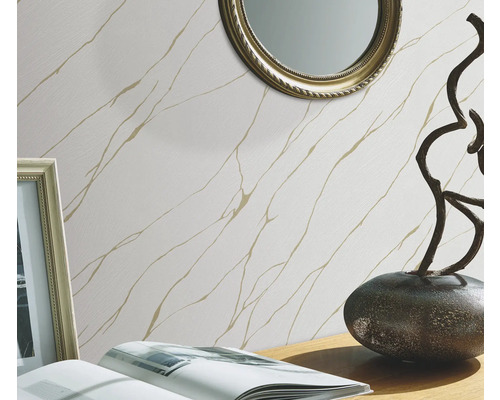 Woonkamer met patroonbehang, spiegel en decoratie