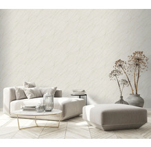 Woonkamer met marmeren behang, bank en decoratieve elementen voor een lichte en moderne sfeer