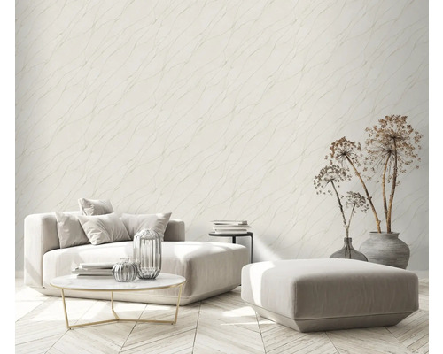 Woonkamer met marmeren behang, bank en decoratieve elementen voor een lichte en moderne sfeer