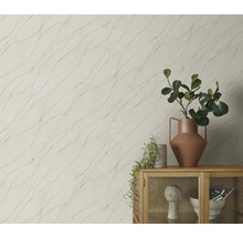 Wand met behang en abstracte lijnen boven dressoir