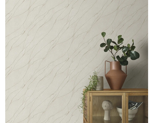 Wand met behang en abstracte lijnen boven dressoir