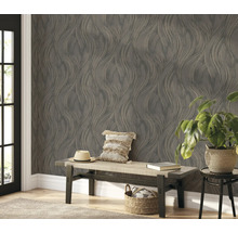 Decoratieve kamer met behang met patroon, bank en kamerplant