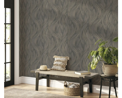 Decoratieve kamer met behang met patroon, bank en kamerplant