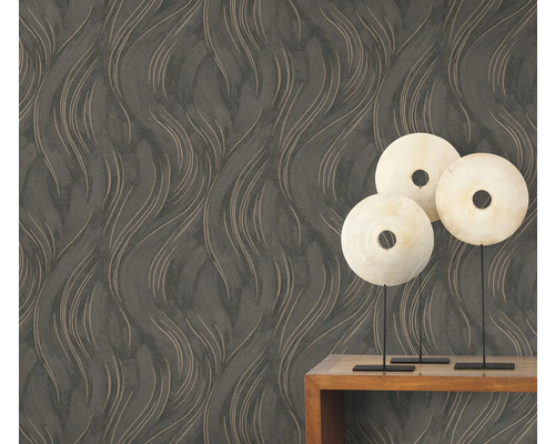 Decoratieve wand met golvend patroon en drie ronde decoratieve objecten op een tafel.