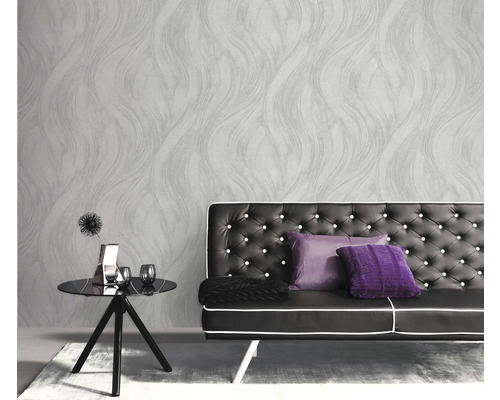 Woonkamer met patroonbehang, bank en bijzettafel